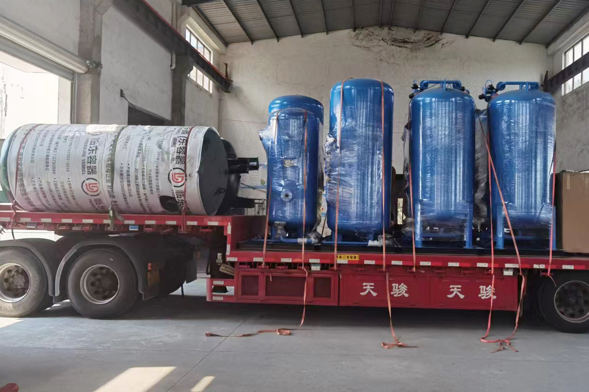 客戶定制的一批制氮設(shè)備裝車發(fā)貨了